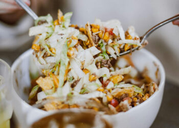 Ricetta estiva: insalata di pollo con pomodori secchi e mais