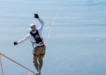 Jaan Roose attraversa lo Stretto di Messina su una slackline a 260 metri di altezza