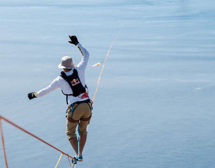 Jaan Roose attraversa lo Stretto di Messina su una slackline a 260 metri di altezza