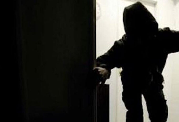 Tentato furto in villa a Modica, ladro si lancia dalla finestra per scappare: arrestato