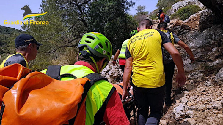 Turista infortunata soccorsa ai laghetti di Avola