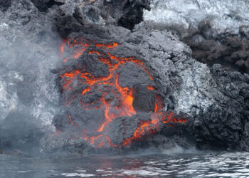 Stromboli, attività piroplastica, nube di cenere alta 2 km e lava fino al mare