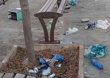 Marina di Ragusa: la piazzetta piena di rifiuti