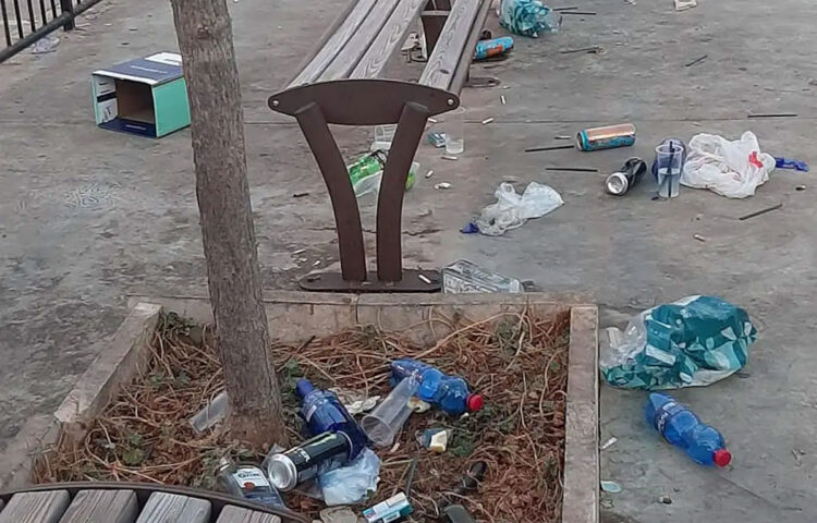 Marina di Ragusa: la piazzetta piena di rifiuti