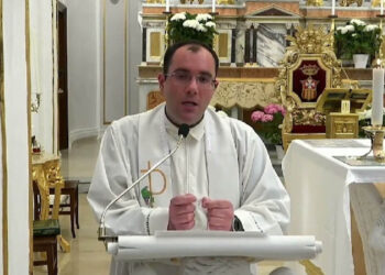 Scicli, don Pietro Zisa parroco della chiesa Madre e don Paolo Alescio a Donnalucata