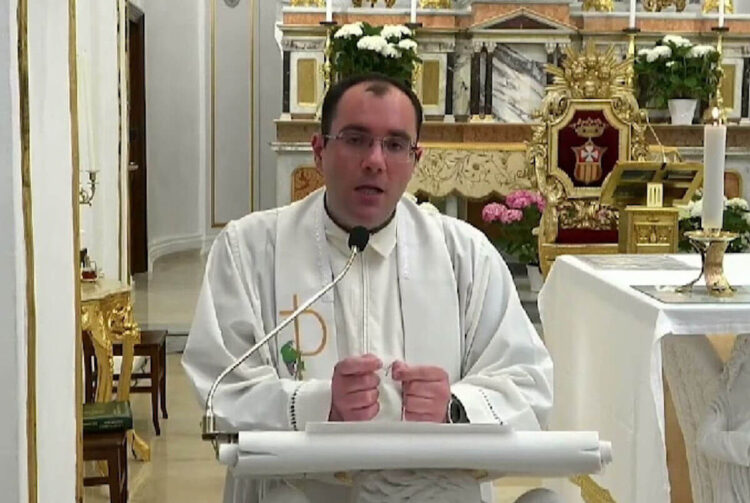 Scicli, don Pietro Zisa parroco della chiesa Madre e don Paolo Alescio a Donnalucata