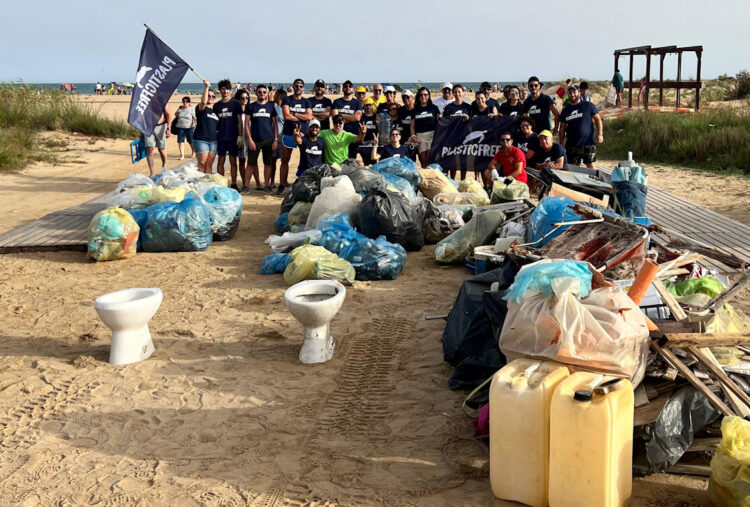 Pulizia spiaggia di Maganuco: raccolti oltre 1.500 kg di rifiuti