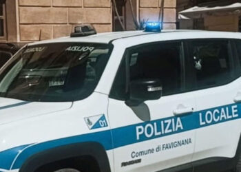 Turista passeggia nudo: 10 mila euro di multa