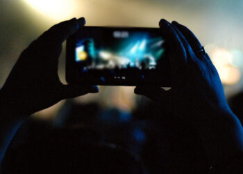 Marina di Ragusa, 48enne si denuda in piazza: ripreso e trasmesso in diretta sui social