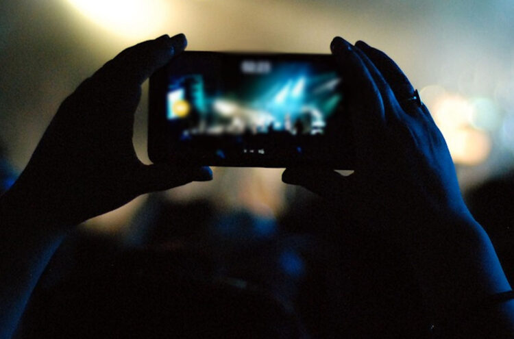 Marina di Ragusa, 48enne si denuda in piazza: ripreso e trasmesso in diretta sui social