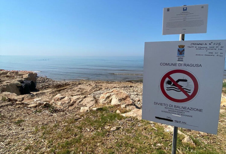 Spiaggia a Marina di Ragusa: doccia a pagamento, divieto di balneazione e cani: che confusione
