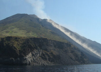Stromboli: attività effusiva, flusso lavico nella Sciara del fuoco