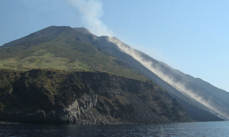 Stromboli: attività effusiva, flusso lavico nella Sciara del fuoco