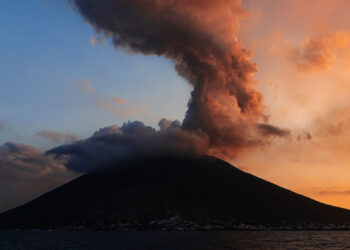 Stromboli, forte esplosione e nube di cenere: spiagge evacuate
