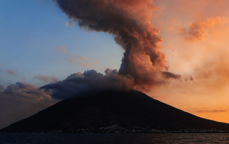 Stromboli, forte esplosione e nube di cenere: spiagge evacuate