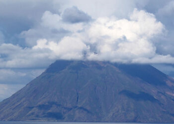 Stromboli, intensa nube cenere lavica su sciara del fuoco