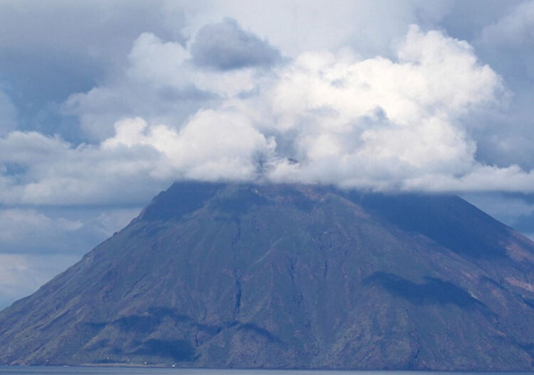 Stromboli, intensa nube cenere lavica su sciara del fuoco