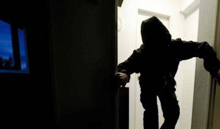 Entra di notte in casa per violentarla: tunisino arrestato a Pedalino