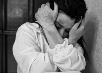 Aggredita dal marito scappa con il volto sanguinante: arrestato modicano