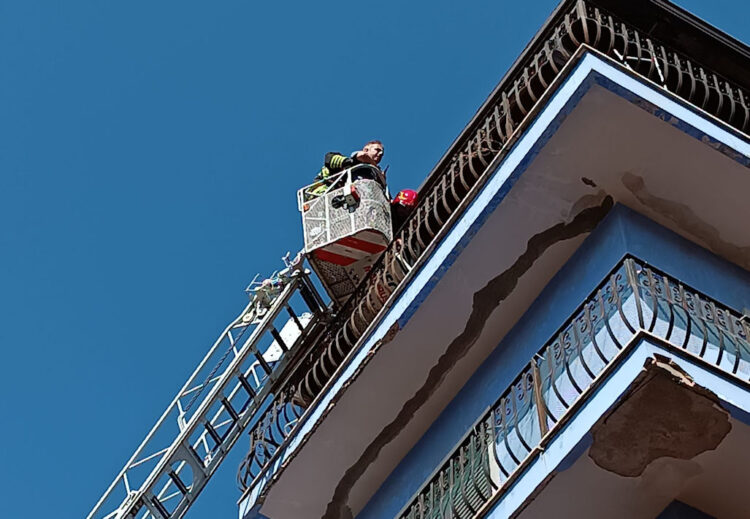 Vittoria, lei lo lascia e lui le incendia la casa: fermato 28enne