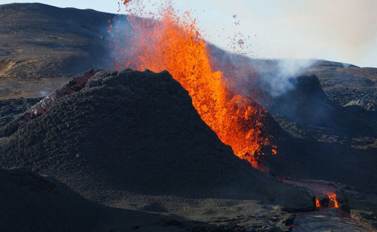 Etna: Ingv, fontane di lava e colate dal cratere di Sud-Est