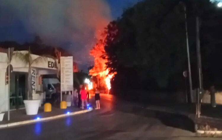 Incendio in via Risorgimento, a fuoco albero e cabina Enel