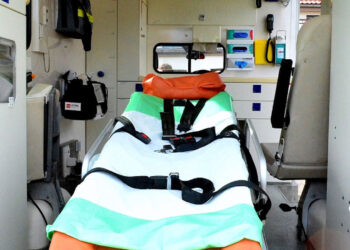 Vicesindaco si appoggia a un palo e resta folgorato