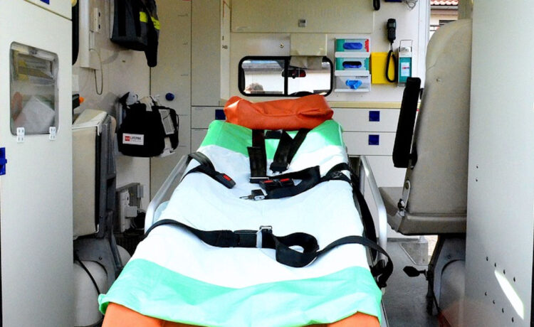 Vicesindaco si appoggia a un palo e resta folgorato