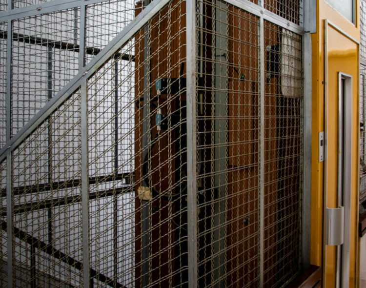 Ragusa, ladro va a rubare ma rimane chiuso in ascensore: denunciato