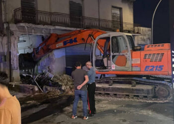 Rapina all'ufficio postale di Roccazzo: assalto da film con escavatore