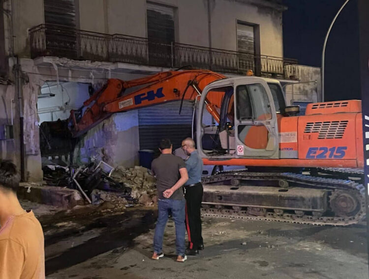 Rapina all'ufficio postale di Roccazzo: assalto da film con escavatore