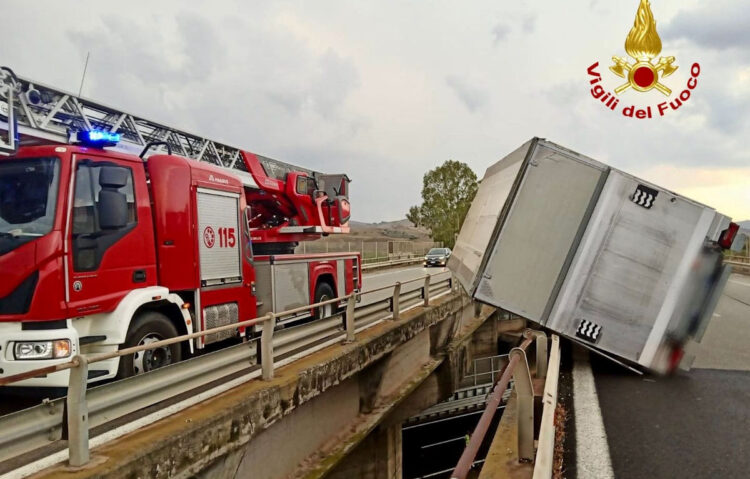 Camion in bilico su cavalcavia: paura sulla Palermo-Catania