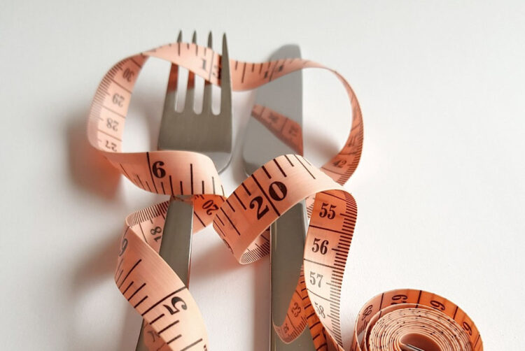 Come perdere fino 5 kg in un mese: cosa fare e cosa mangiare