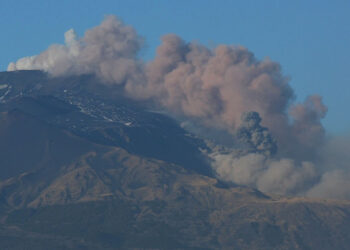 Etna eruzione esplosiva dal cratere Bocca Nuova