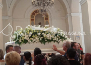 Acate, l'ultimo saluto a Giuseppe Curvà tra lacrime e dolore: morto a 18 anni