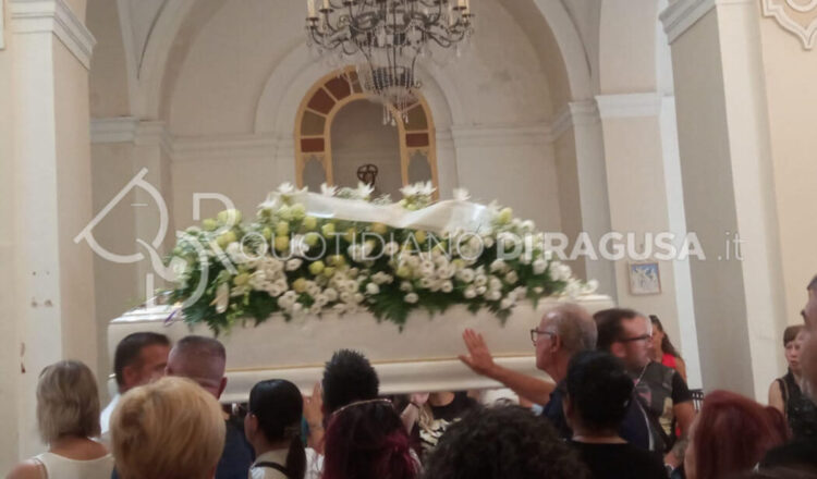 Acate, l'ultimo saluto a Giuseppe Curvà tra lacrime e dolore: morto a 18 anni