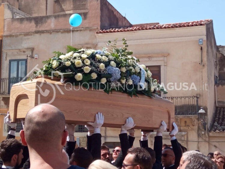 Dolore e commozione a Comiso per i funerali di Rosario Pace