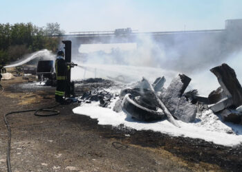 Domato il vasto incendio lungo la SS 514 a Chiaramonte Gulfi