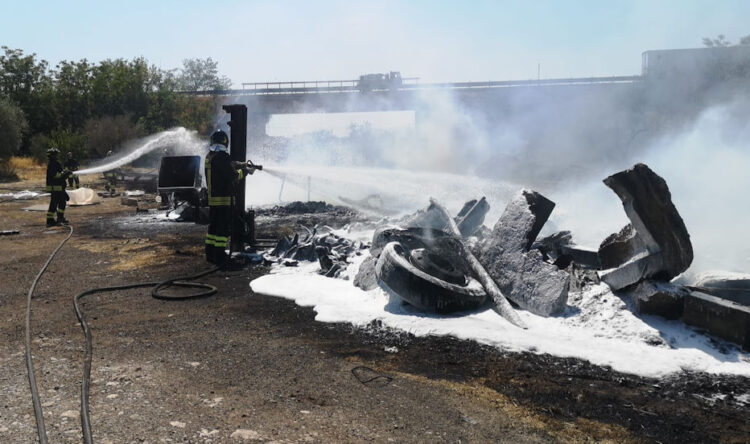 Domato il vasto incendio lungo la SS 514 a Chiaramonte Gulfi