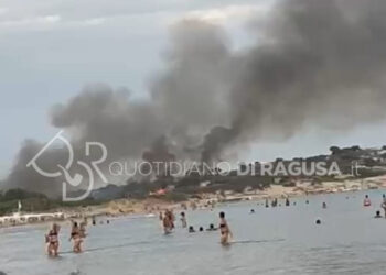 Brutto incendio a Sampieri: brucia la pineta