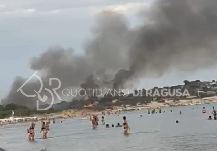 Brutto incendio a Sampieri: brucia la pineta