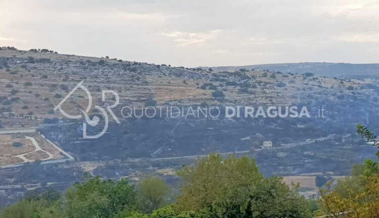 Incendio in contrada Fiumara Modica-Scicli, individuato responsabile: un 41enne sciclitano