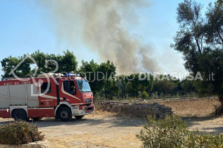 Incendio in contrada Balatelle a Scicli