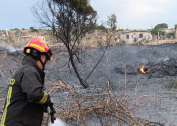 Incendio a Sampieri: sgomberate due villette invase dal fumo