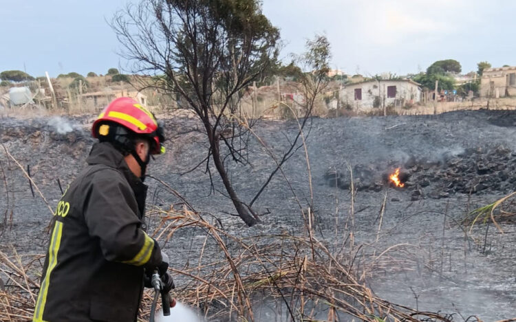 Incendio a Sampieri: sgomberate due villette invase dal fumo