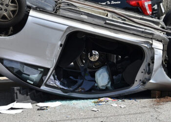 Auto si ribalta, muore una donna, feriti i 2 figli