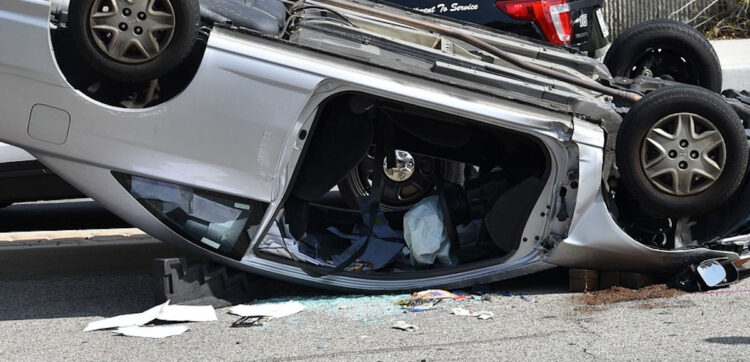 Auto si ribalta, muore una donna, feriti i 2 figli