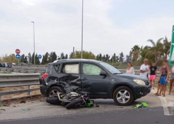 Incidente, moto contro Suv: grave un centauro