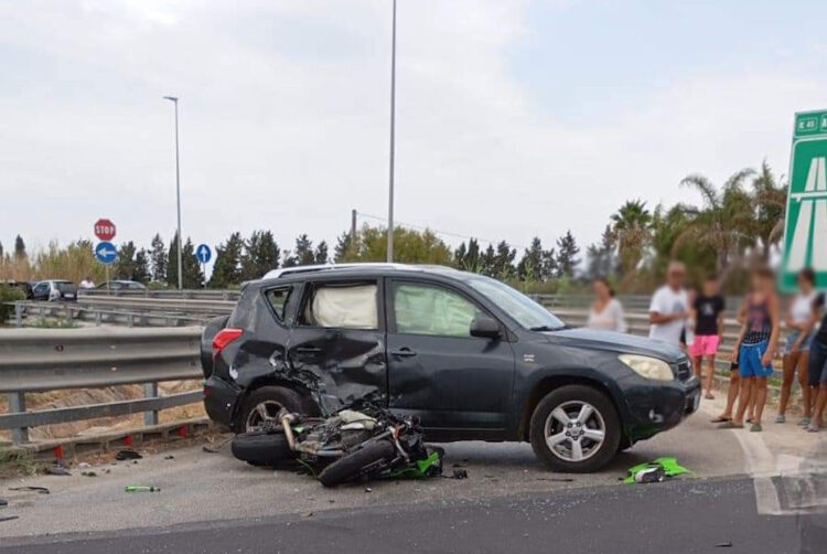 Incidente, moto contro Suv: grave un centauro