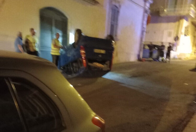 Incidente scontro tra 2 auto a Donnalucata: una si cappotta